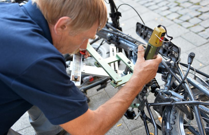 Fahrrad-Codier-Aktion des ADFC auf der Bahnhofstraße. im Bild: Klaus Steinhaus.