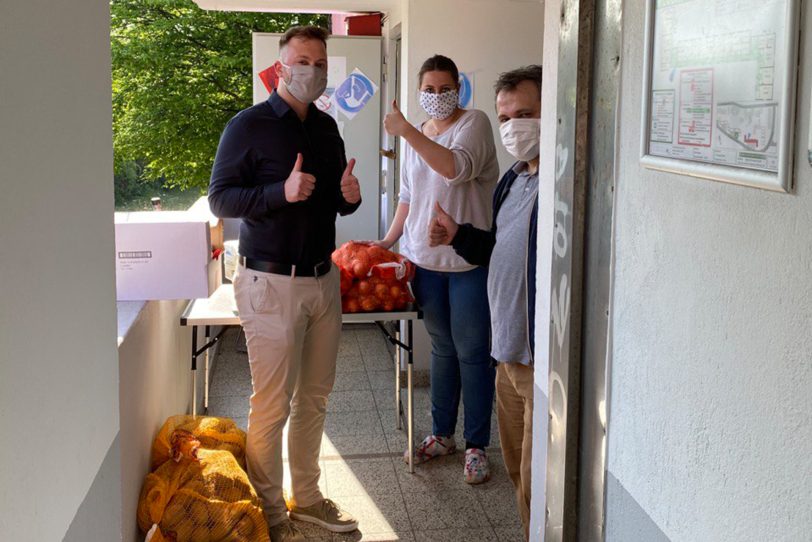 Im Bild: Küchenchefin Simone Albuschkat, Institutsleiter Bekmezci und Vorstandsmitglied Istik.