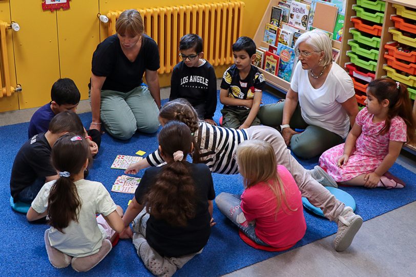 Beim gemeinsamen Spielen können die Kinder ihre Sprachkenntnisse anwenden und verbessern.