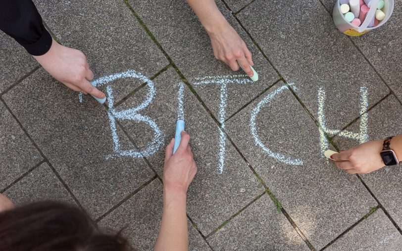 Auch mit solchen Abwertungen wie Bitch müssen sich Frauen und Mädchen auseinandersetzen (Symbolbild)