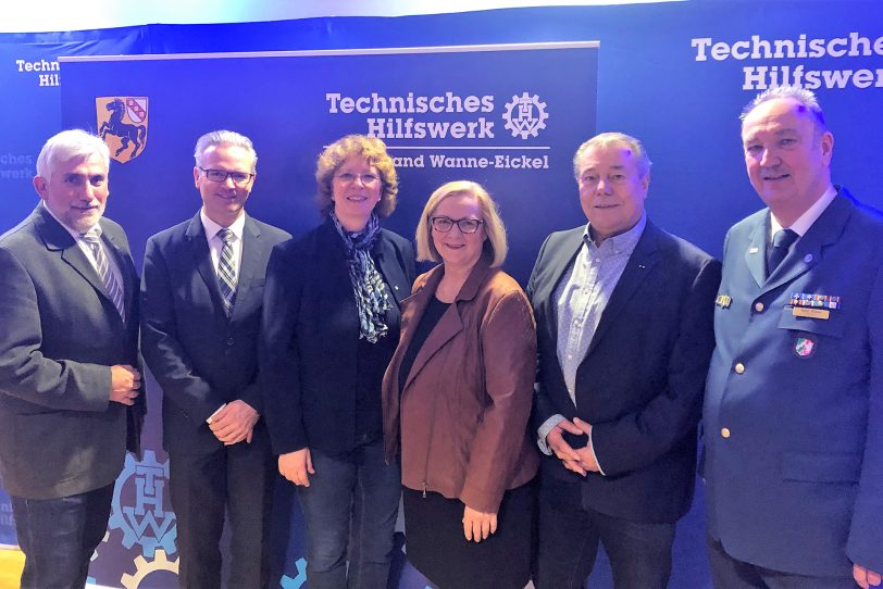 v.l. Polizeipräsident Jörg Lukat, Stadtrat Dr. Frank Burbulla, Fraktionsvorsitzende Bettina Szelag, Bürgermeisterin Andrea Oehler, stellvertretender Fraktionsvorsitzender Horst Severin und der THW-Ortsbeauftragter Aimo Glaser.