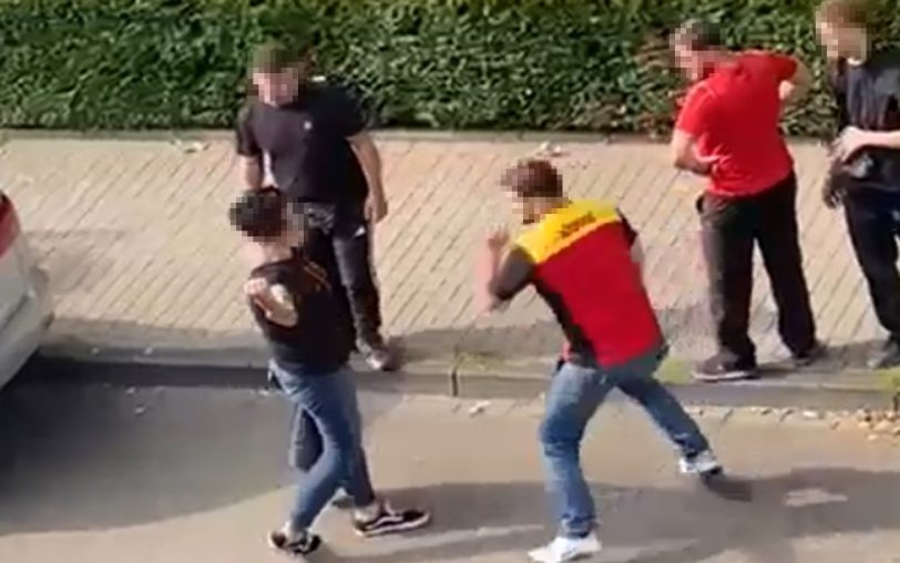Der Vorfall an der Hospitalstraße, gegenüber vom St. Anna Hospital, vom Mittwoch (6.8.2025): Ein DHL-Mitarbeiter (21) steht mit erhobenen Fäusten vor der Frau und schlägt kurz danach auf sie ein. Drei weitere Männer beobachten die Szene und versuchen anschließend, den Übeltäter wegzuziehen.