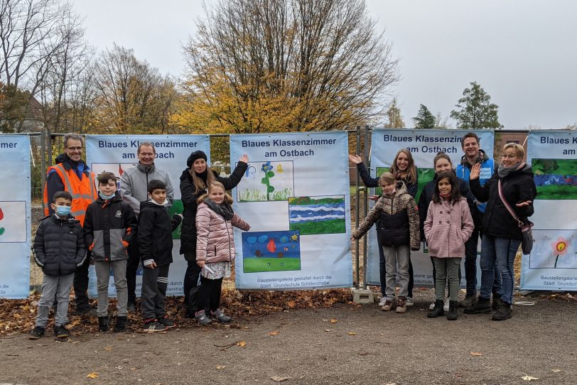 Baustellengalerie Ostbach: Die Kinder präsentieren stolz ihre Werke.