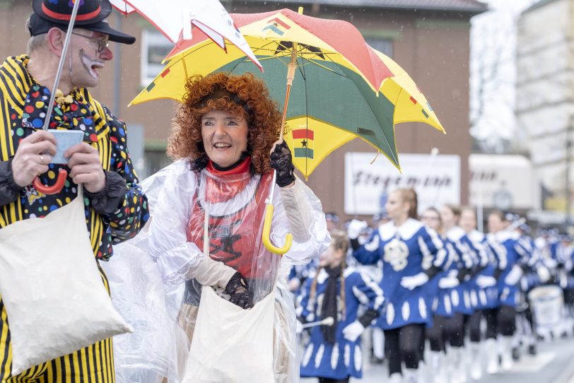 Der Karnevalsumzug am Rosenmontag (04.03.2019) in Herne (NW). Der Umzug startete pünktlich um 12 Uhr vom Kurt-Edelhagen-Platz in Sodingen in Richtung Innenstadt. Trotz der Unwetterwarnung des DWD hatten sich die HeKaGe und das Ordnungsamt entschieden, den Zug rollen zu lassen. Kurz nach dem Start setzte ein heftiger Schauer ein, der Teilnehmer und Zuschauer ordentlich durchweichte.