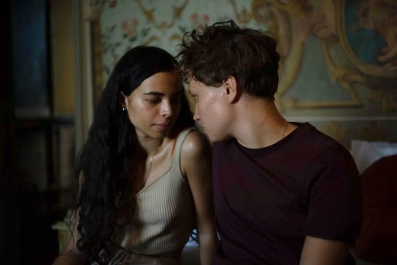 Neu im Kino: Dead Girls Dancing – Zoe (Sara Giannelli) und Ira (Luna Jordan) kommen sich näher.
