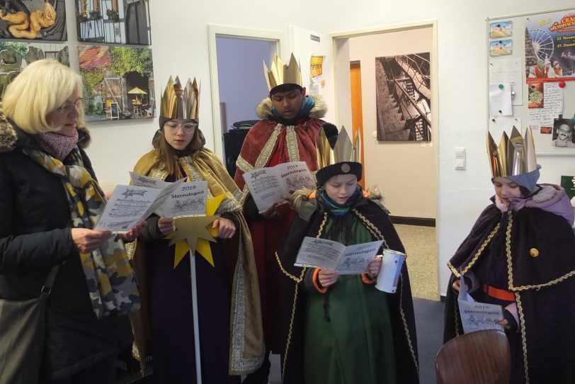 Sternsinger Sophia (12), Ricardo (14), Eric (8), und Leonie (8) bei halloherne.