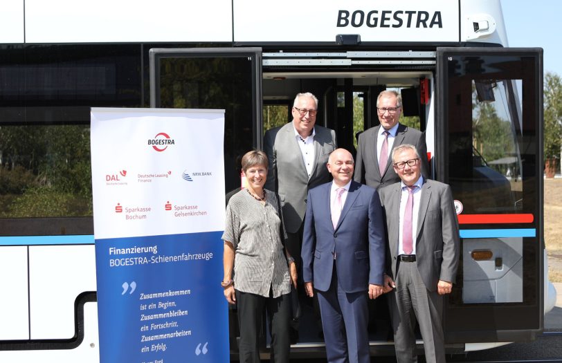 v.l. Andrea Schröder (NRW.BANK), Andreas Kerber (BOGESTRA), Jürgen Hohmann (Sparkasse Bochum), Bernhard Lukas (Sparkasse Gelsenkirchen) und Reimund Jung (DAL). vor einer BOGESTRA-Straßenbahn