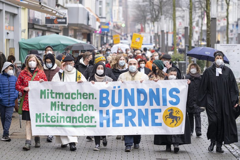 Friedensgebet an der Kreuzkirche in Herne (NW), am Samstag (22.01.2022). Seit einigen Wochen haben sich das Bündnis Herne, die Schirme gegen Rechts, die katholische Kirchengemeinde St. Dionysius, die Islamische Gemeinde Röhlinghausen und die evangelische Kreuz-Kirchengemeinde zusammengeschlossen, um ein Zeichen für ein solidarisches Miteinander in der Pandemie zu setzen und den Opfern der Pandemie zu gedenken.