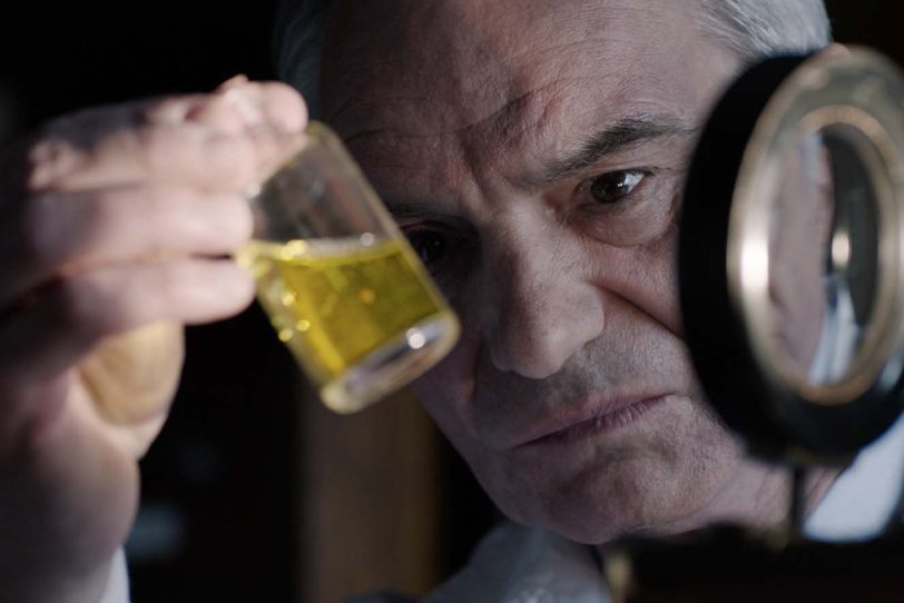 Charlatan - Neu im Kino: Auf unorthodoxe Weise stellt Jan Mikolášek (Ivan Trojan) medizinische Diagnosen – per Augenschein des Urins der Patienten.
