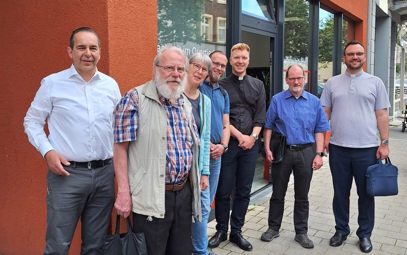Erste Station der Stadtrundfahrt mit Caritas-Vorstand Ansgar Montag (l.), Caritas-Koordinatorin Mechthild Greifenberg (3.v.l.) und den Mitgliedern des Pastoralteams St. Dionysius war das Caritas-Quartiersbüro in Herne-Mitte.