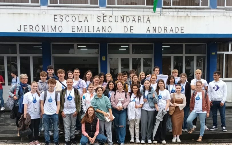 Schüler des 10. Jahrgangs der Erich-Fried-Gesamtschule haben die Partnerschule auf den Azoren besucht. Hier ein Teil der Gruppe vor der Partnerschule