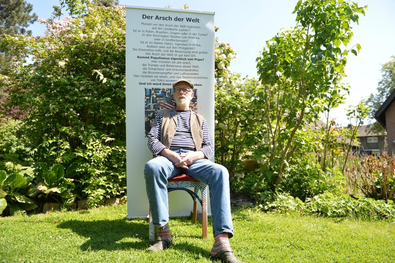 Schöne Wörter tummeln sich im Garten. im Bild: Der Künstler Jörg Lippmeyer vor einem Werk aus der Serie: Tüss Donald.