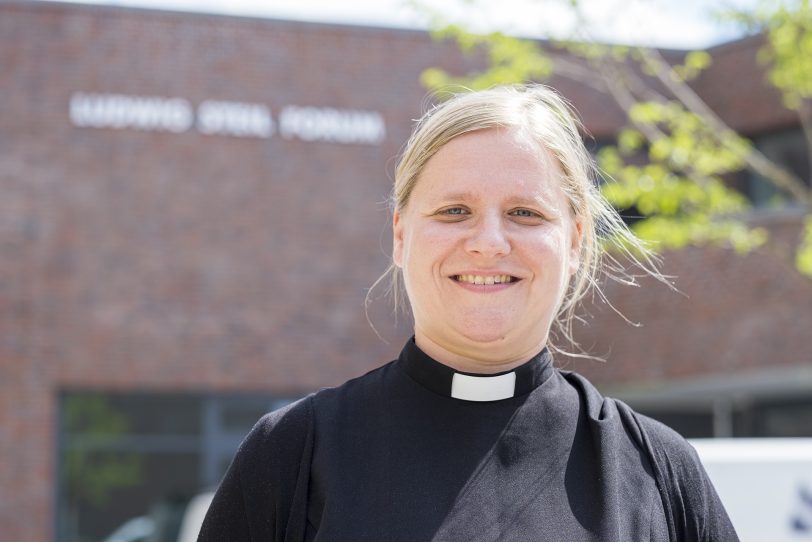 Die evangelische Pfarrerin Melanie Jansen vor dem Neubau des Ludwig Steil Forums.