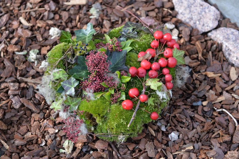 Grabschmuck auf dem Friedhof in Holsterhausen.