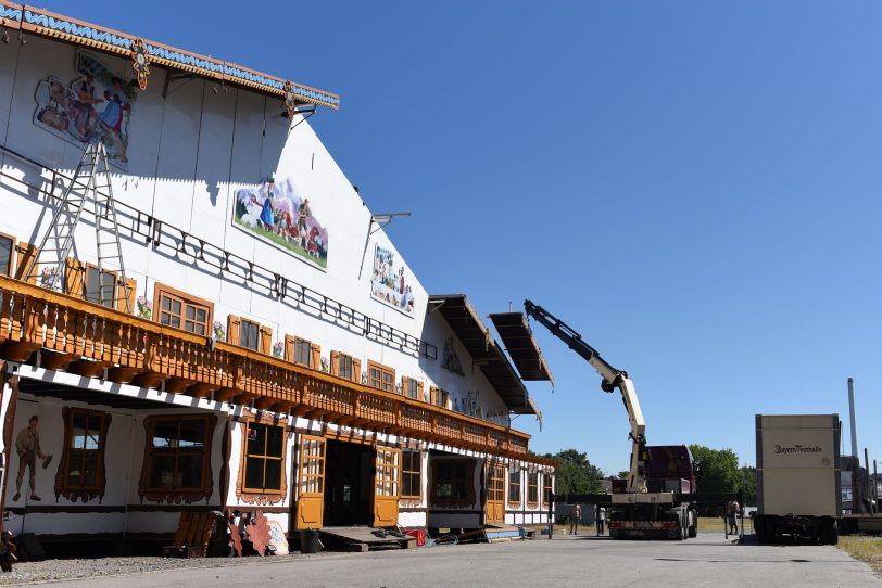 Arbeiten am Vordach des Bayernzeltes.