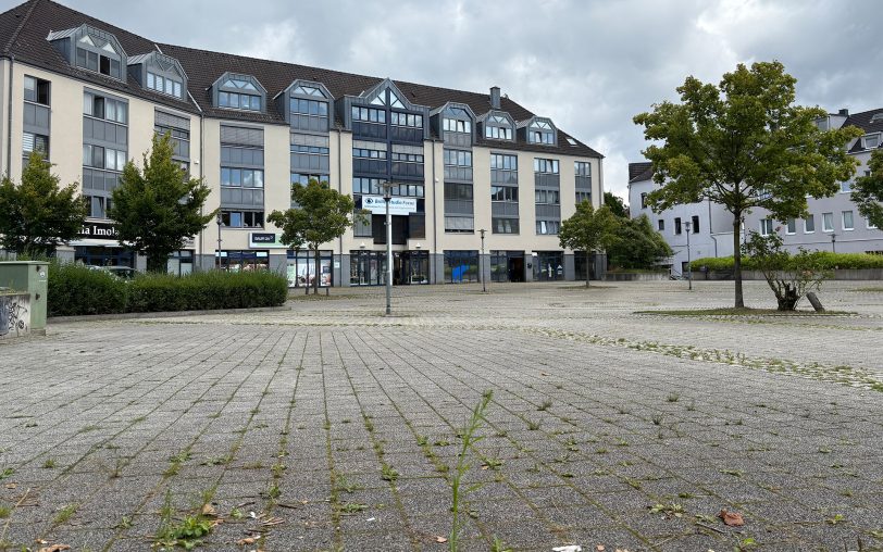 Der Röhlinghauser Marktplatz: Am Freitag (25.7.2025) wurden Pläne zur Umgestaltung vorgestellt, um für mehr Grün und Wasser zu sorgen. Bislang ist er sehr versiegelt und es ist vor allem an heißen Sommertagen ein Verweilen kaum erträglich.