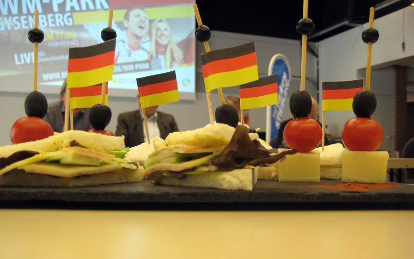 Schnittchen mit Deutschland-Flaggen.