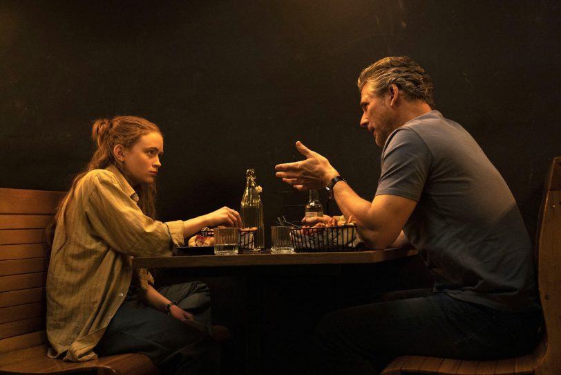 Vater Ben Monroe (Eric Bana) und Tochter Mazzy (Sadie Sink) beim Abendessen im Restaurant.