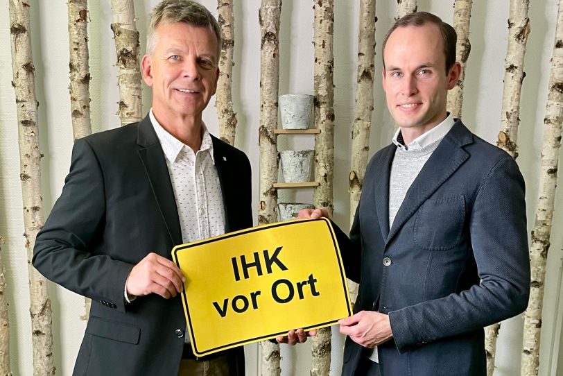 IHK-Hauptgeschäftsführer Michael Bergmann (l.) mit dem neuen Referenten der Stabsstelle Regionalbetreuung, Matthias E. Cichon.