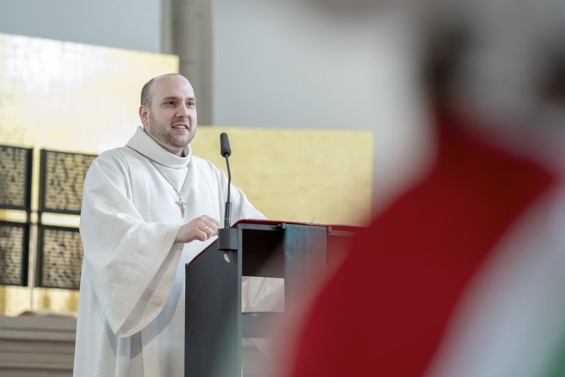 Ökumenischer Gottesdienst zu Altweiberfastnacht mit der Herner Karnevalsgesellschaft (HeKaGe) in der evangelischen Kreuzkirche in Herne (NW) am Donnerstag (28.02.2019), gestaltet von Pfarrer Cornelius Heering (evangelische Kreuzkirchengemeinde), Gemeindereferent Dominik Mutschler (katholische Pfarrei St. Dionysius) und Bürgermeister Erich Leichner. Im Bild: Dominik Mutschler.