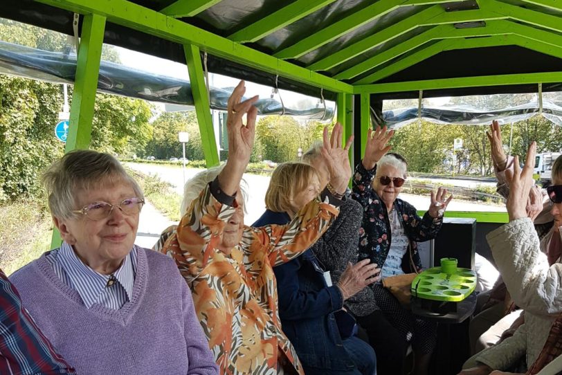 Senioren des AWO-Färmann-Zentrums bei der Planwagenfahrt.
