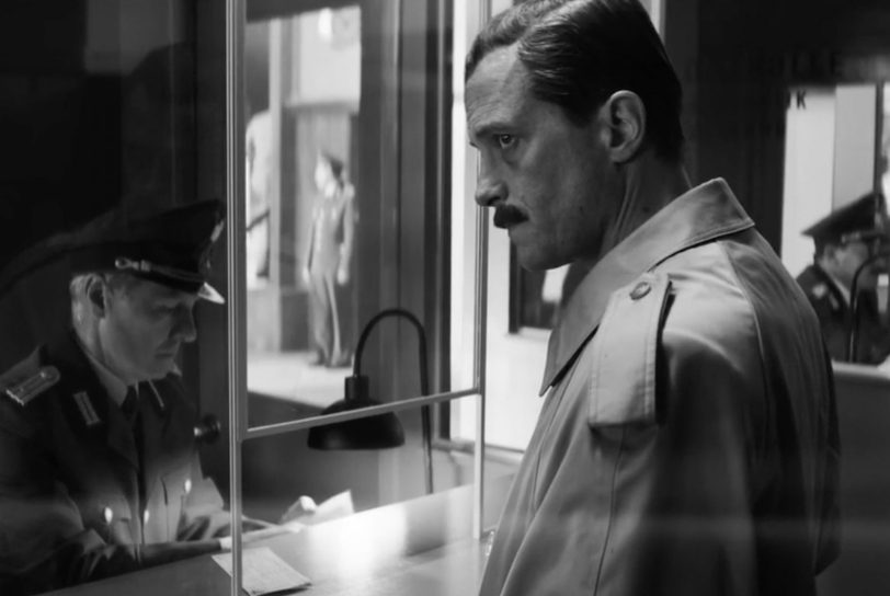 Josef Mengele (August Diehl) kehrt mehrfach in den elterlichen Betrieb im bayerischen Günzburg zurück und 1956 nach München zur Beerdigung seines Vaters.