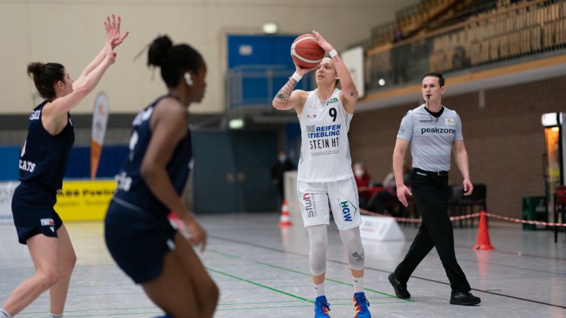 Die Basketballerinnen vom Herner TC gewinnen am Mittwoch (2.3.2022) mit 85:69 gegen die Capitol Bascats Düsseldorf. Am Ball Kristina Topuzovic