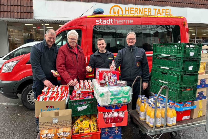Rettungskräfte spenden im Dezember 2022 Lebensmittel an die Herner Tafel. v.l. Guido Schiller, Heinz Niehoff, Jonas Mrogenda und Martin Ebbinghaus.