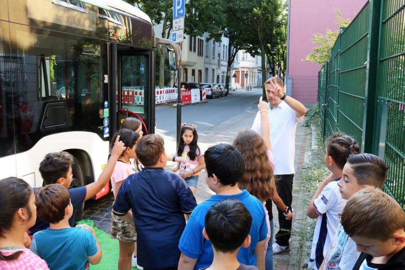 Am Donnerstag (29.8.2024) veranstaltete die Verkehrswacht Wanne-Eickel zusammen mit der Polizei Bochum und der HCR an der Grundschule "Galileo-Schule" eine Schulanfangsaktion für alle vier Jahrgangsstufen.