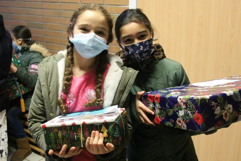 Caritas der Gemeinde St. Marien Baukau beschenkt Grundschüler zum Weihnachtsfest 2021.