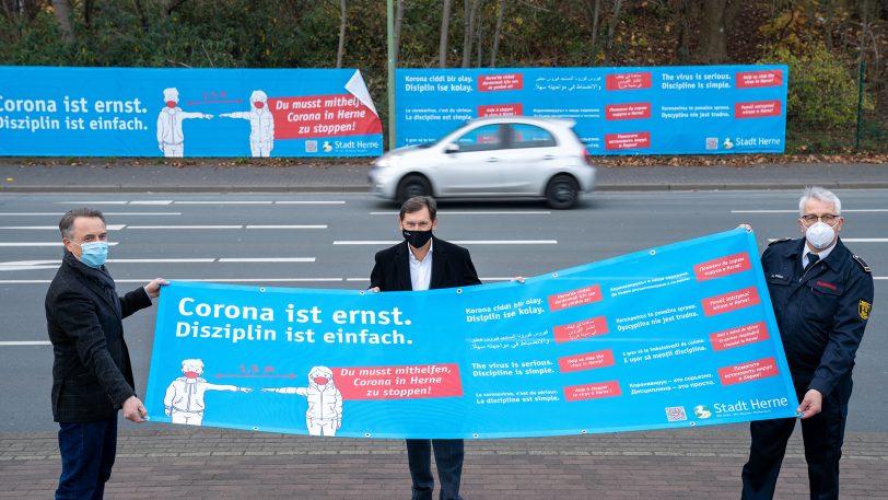 Stellten die Banner und Plakate vor: (v.li.) Holger Wennrich, Geschäftsführer Stadtmarketing Herne, Oberbürgermeister Dr. Frank Dudda und Andreas Wolter, Feuerwehr Herne.