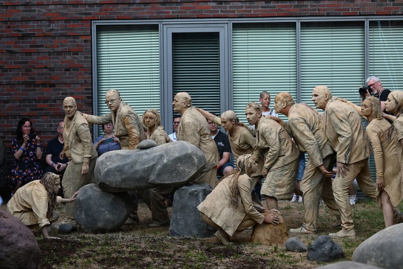 Die Stein-Menschen bei der Performance im LWL-Museum.