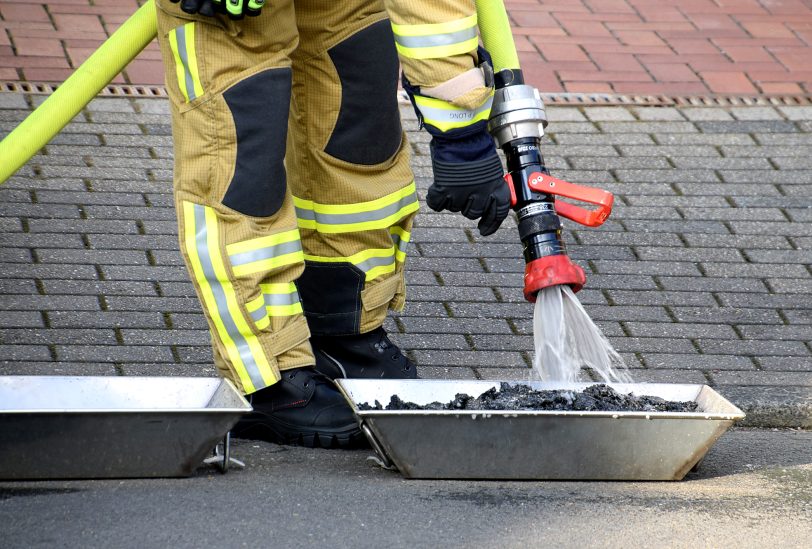 Die Feuerwehrleute löschten die entnommenen Rußablagerungen