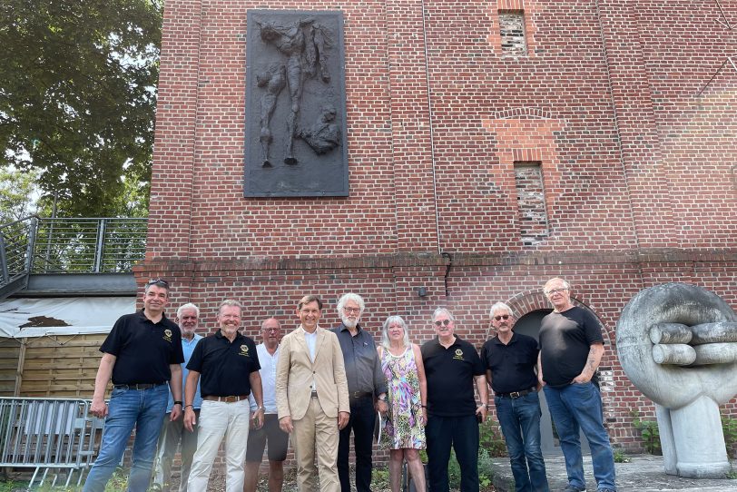 Bei der offiziellen Übergabe der Skulptur