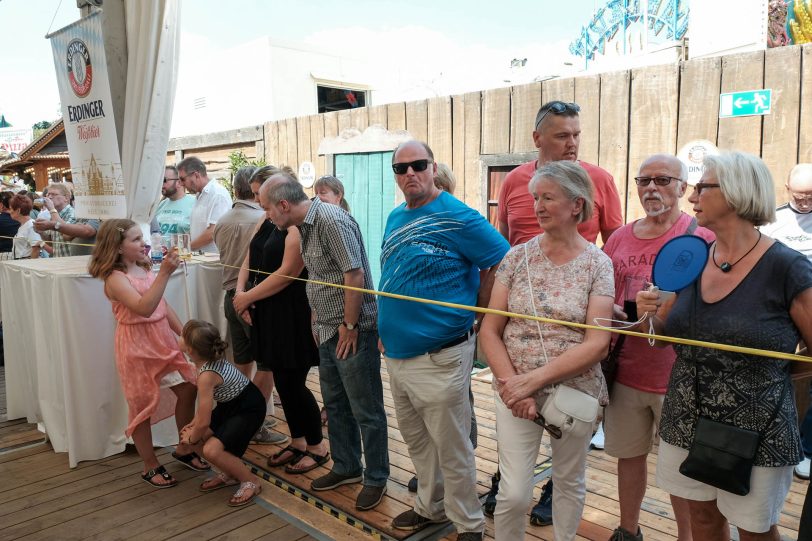 Die Eröffnung der 583.Cranger Kirmes fand bei sengender Hitze im Festzelt - Glück auf Crange - am Freitag (3.8.2018) statt. halloherne-Fotograf Robert Freise hat sich unter den Teilnehmern umgeschaut und diese Fotos mitgebracht.