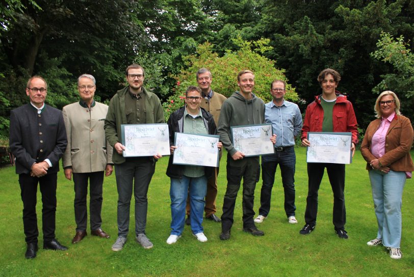 Wilhelm-Heinrich Schulte-Göcking (Obmann jagdliches Brauchtum), Bernhard Bruns, Vorsitzender der Prüfungskommission und Ehrenvorsitzender der Kreisjägerschaft Emschergau, Tom Schröder, Sonja Mieszala, Norbert Klups (Vorsitzender der KJS), Roland Storck, Sebastian Kastner (Ausbildungsleiter), Julius Kleyboldt und Gastgeberin Cettina Philipp (Leiterin des Hegering Wanne-Eickel).