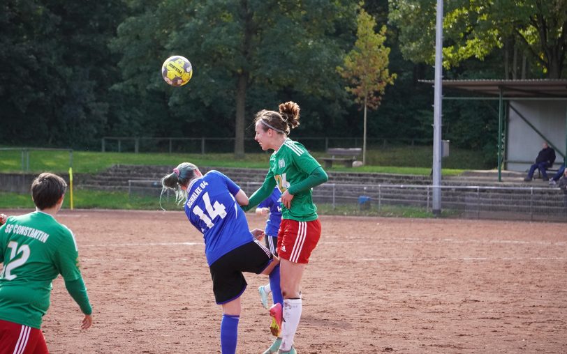 Die Anspannung und Vorfreude steigen: Die Kreisliga-Frauen vom SC Constantin (grüne Trikots) treffen im Kreispokal-Finale auf die Damen von Schalke 04 - hier eine Spielszene aus einem Ligaspiel gegen die Königsblauen.