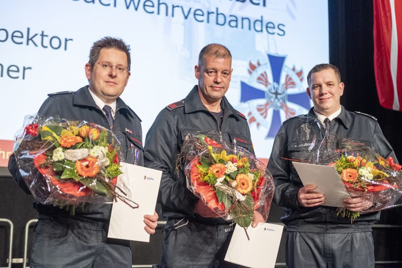 Auszeichnung mit dem Feuerwehr-Ehrenkreuz des Deutschen Feuerwehrverbandes (v-l) für Arne Begrich (Silber), Guido Schiller (Bronze) und Andreas Sülzner (Silber).