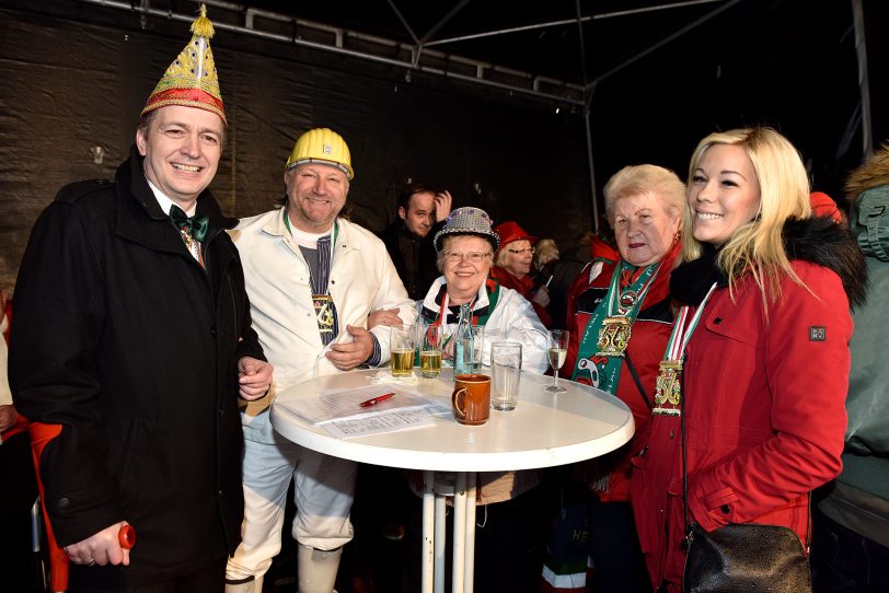 Der Rosenmontagszug am Robert-Brauner-Platz.