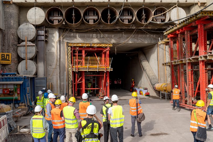 Durchstich für den Tunnel Baukau im Autobahnkreuz in Herne (NW), am Montag (22.08.2022). Nach knapp einem Jahr, in dem der neue Tunnel von der A43 zur A42 Stück für Stück unter den Bahngleisen vorangetrieben wurde, ist jetzt &quot;Licht am Ende des Tunnels&quot;.