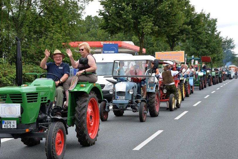 2. Oldtimer-Parade der Cranger Kirmes.