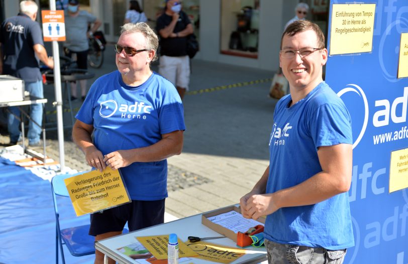 v.l. Volker Bregulla 2. Vorsitzender ADFC Herne und Beisitzer Jascha Beuttler - letzterem gehört auch das Velo-Mobil auf dem Gruppenfoto.