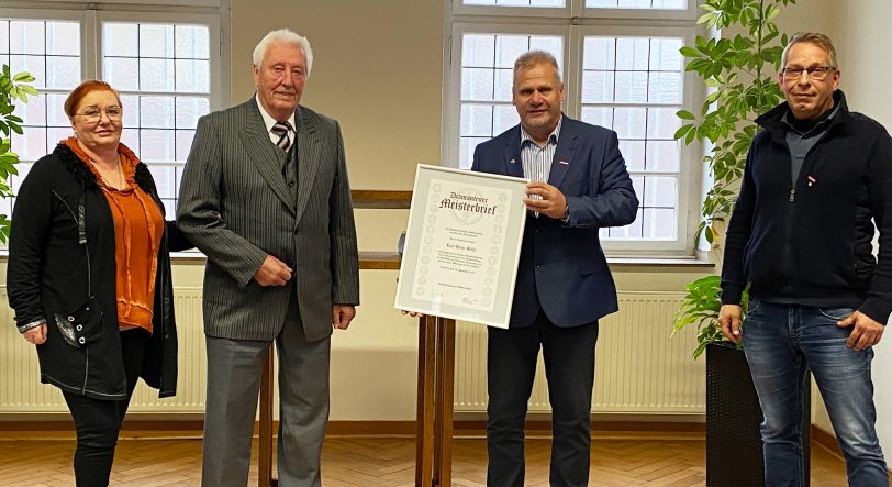 v. l. Karl Heinz Bülte, Hans-Joachim Drath (Kreishandwerksmeister und Obermeister der Dachdecker- und Zimmerer-Innung), Heiko Reimertshofer (stellv.Obermeister).