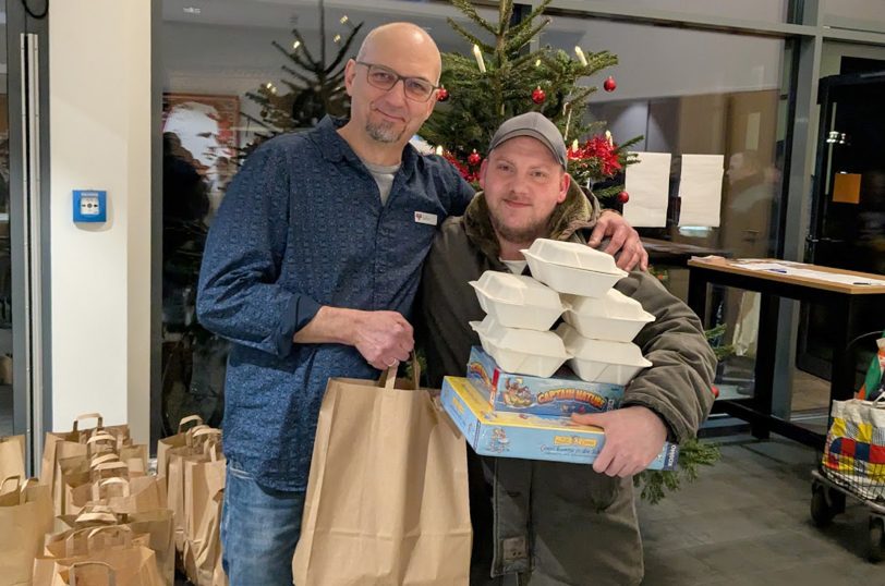 &amp;amp;amp;amp;amp;amp;amp;#039;Heiligabend nicht allein&amp;amp;amp;amp;amp;amp;amp;#039; 2025: Verabschiedung: Die Gäste bekommen das übriggebliebene Essen mit nach Hause.