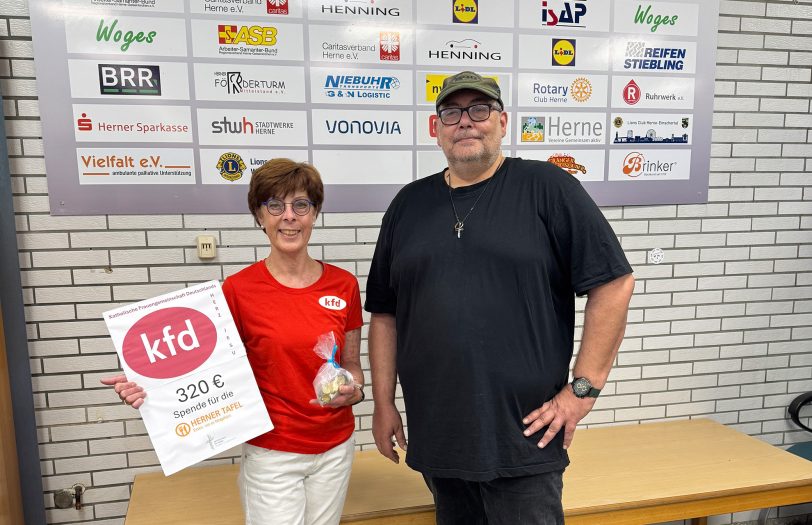 Nora Madry von der kfd hat die Spende an Andreas Blisse bei der Herner Tafel übergeben.