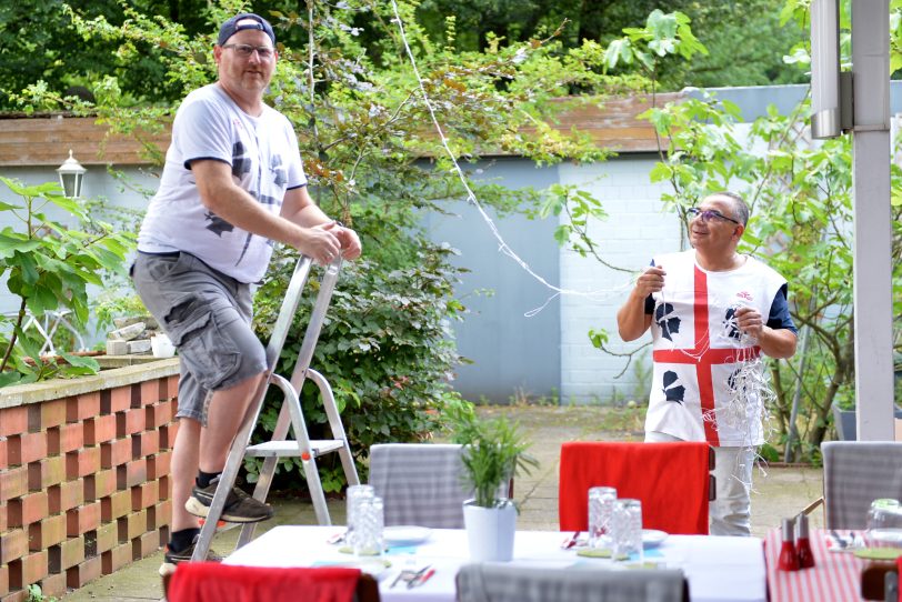 Sardische Leckereien und neue Freundschaften beim ersten Sardischen Abend im Biergarten von Ollis Restaurant. im Bild: v.l. Christopher Eichler und Gregor Rosa Cortes.