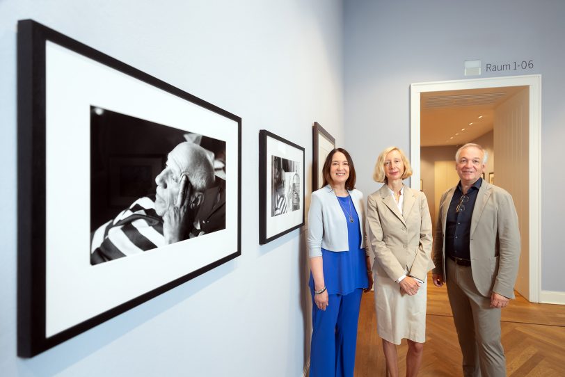 Die Präsidentin des Sparkassenverbandes Westfalen-Lippe, Prof. Dr. Liane Buchholz, übergibt Museumsleiter Prof. Dr. Markus Müller eine bedeutende Sammlung namhafter Künstler-Fotografen. v.l. Prof. Dr. Liane Buchholz, Präsidentin Sparkassenverband Westfalen-Lippe, Andrea Holzherr, Global Cultural Director, Magnum Photos, Paris, Prof. Dr. Markus Müller, Museumsleiter, Kunstmuseum Pablo Picasso Münster).