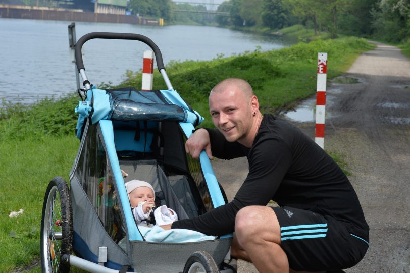 Slawek Zapala mit Levin beim Joggen am Rhein-Herne-Kanal.