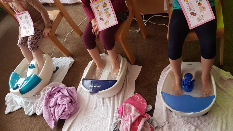 Für die Kinder im Familienzentrum Dreifaltigkeit gab es unter anderem ein Fußbad mit Fußpflege.