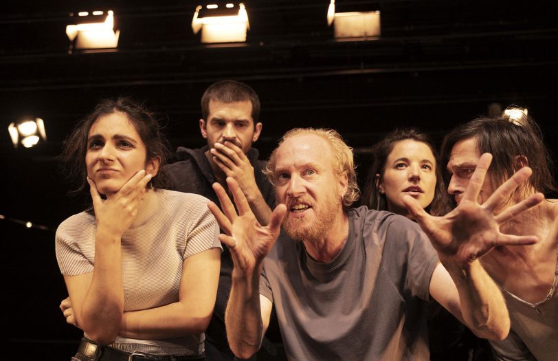 Fünf Asperger-Nerds wollen die Welt retten (v.l.): Rachel (Danai Chatzipetrou), Pavel (William Cooper), Kemal (Konstantin Bühler), Maggy (Mona Vojacek Koper) und Ben (Oliver Möller).